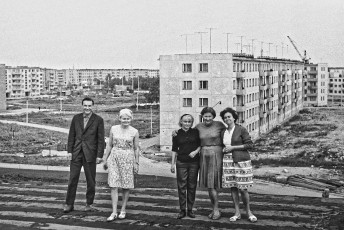 Grupp inimesi Tallinna 37. Keskkooli hoone katusel, 1960ndad